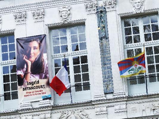 Nantes. Portrait d\'Ingrid Betancourt et drapeau du Tibet sur l\'Hôtel Rosmadec de la mairie.