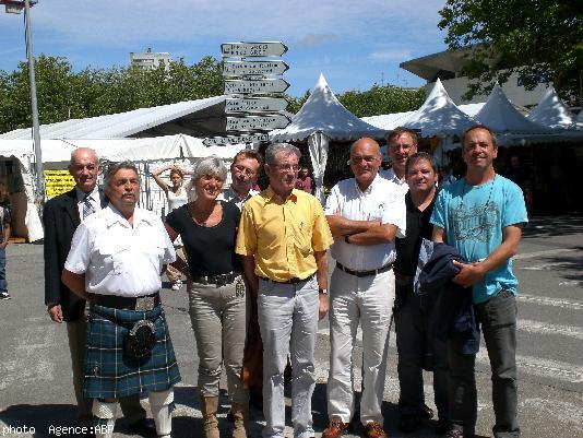 Des représentants du Parti Breton et d'Askol lors de la présentation à la presse du tract diffusé durant le Festival Interceltique.