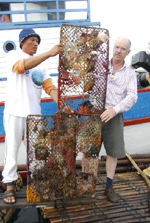 Jacques Branellec avec un casier à huîtres sur le ponton d'une de ses fermes marines à Palawan (photo coll. J. Branellec).