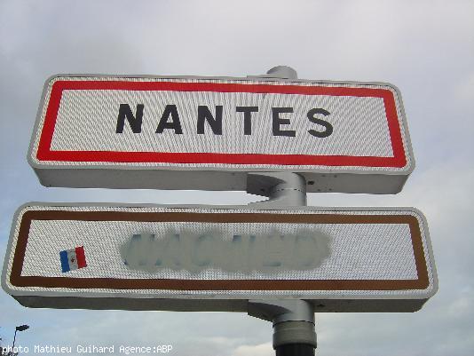 Pont des Trois Continents au bord de la Loire. Un autocollant aux couleurs françaises à été posé. Il est écrit dessus : 