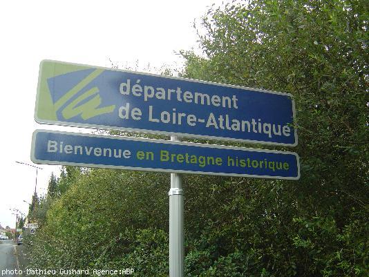 Un panneau de bienvenue du Conseil général de Loire-Atlantique  ici entre Clisson et Cugant  à quelques kilomètres de la France.