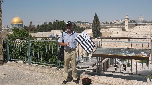 Le <i>Gwenn ha Du</i> déployé par l\'association Bretagne-Israël devant l\'esplanade du Temple  l\'endroit le plus sacré pour les Juifs.