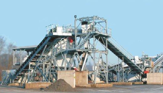 Les mâchefers après maturation à l'air libre en silos sont brassés par ce type d'installations - toujours à l'air libre. Photo site EPKG.