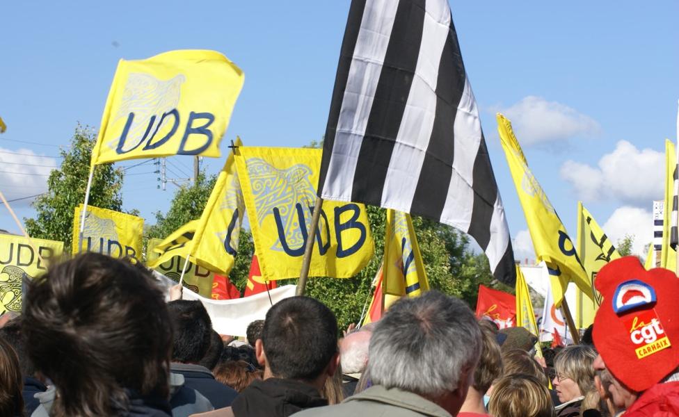 Les militants UDB devant l'hôpital de Carhaix le vendredi 6 juin 2008.