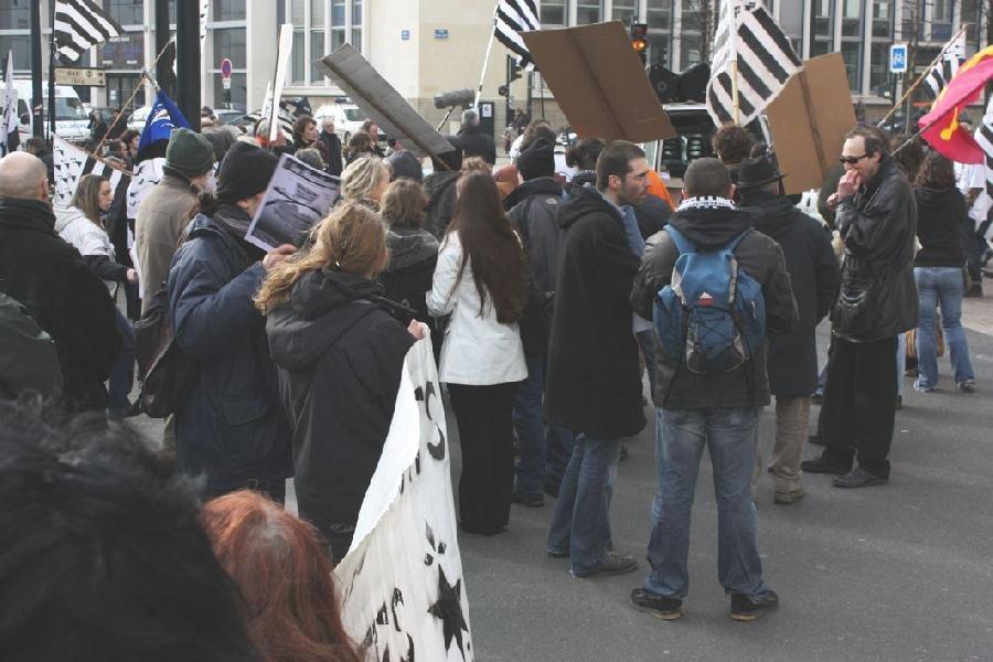 Le rassemblement devant La Poste.
