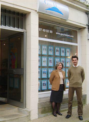 Madame Anne Lancelot  directrice des agences Guy Hoquet l\'Immobilier de Elven et Questembert  et Vincent Foucher  responsable de l\'agence de Questembert