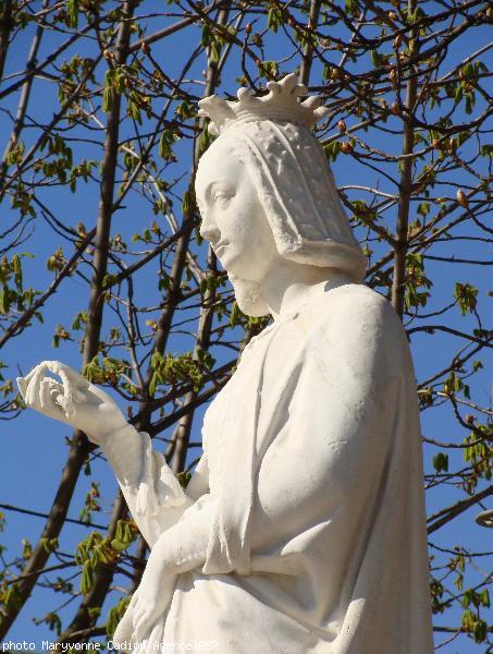 Anne de Bretagne Reine de France au jardin du Luxembourg à Paris. Sculpteur Jean Debay 1847.