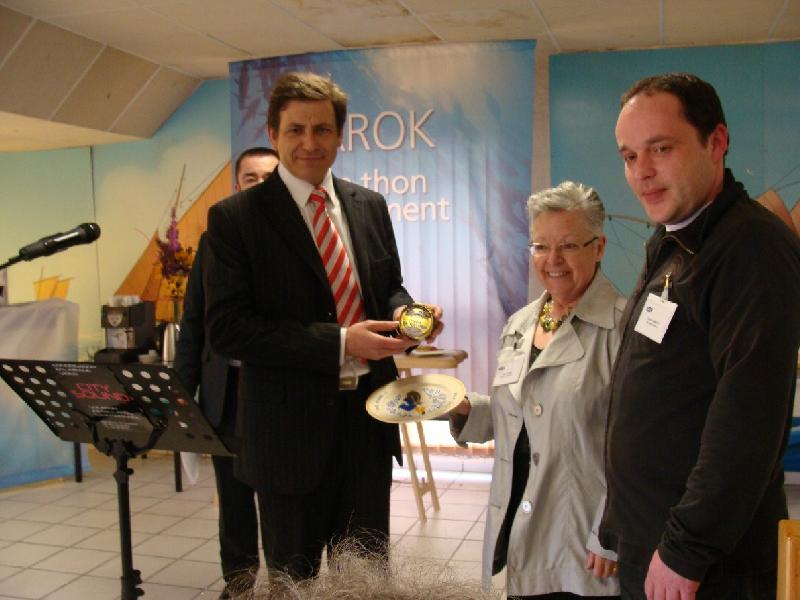 Bertrand Ziegler remet au Sénateur-Maire de Douarnenez la prmière boîte de thon Arok.