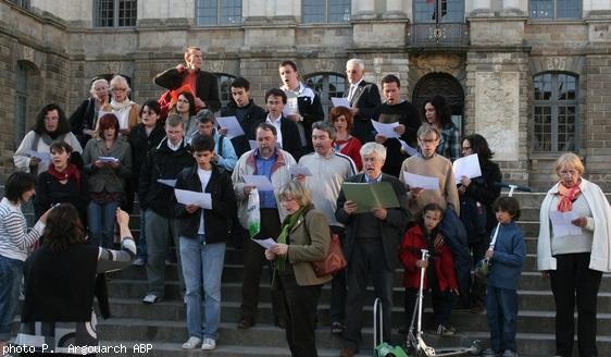 Des Rennais apprenant à chanter le Bro Gozh ma Zadoù. Les répétitions ont lieu tous les soirs à 19 heures place du Parlement de Bretagne.