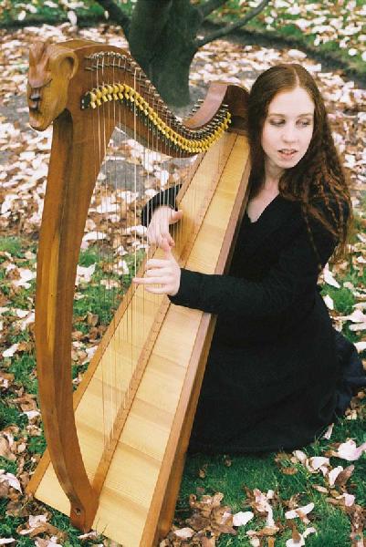 la harpiste et chanteuse  Cecile Corbel