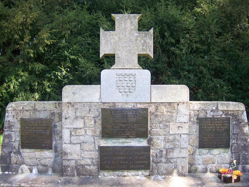Monuments au Bretons  Saint-Aubin du Cormier  1988.