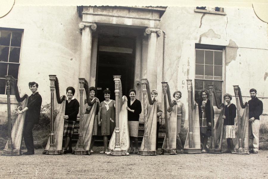 L'École de harpe de Ann Griffiths chez elle à Pantybeiliau en Gilwern - Abergavenny (1961)