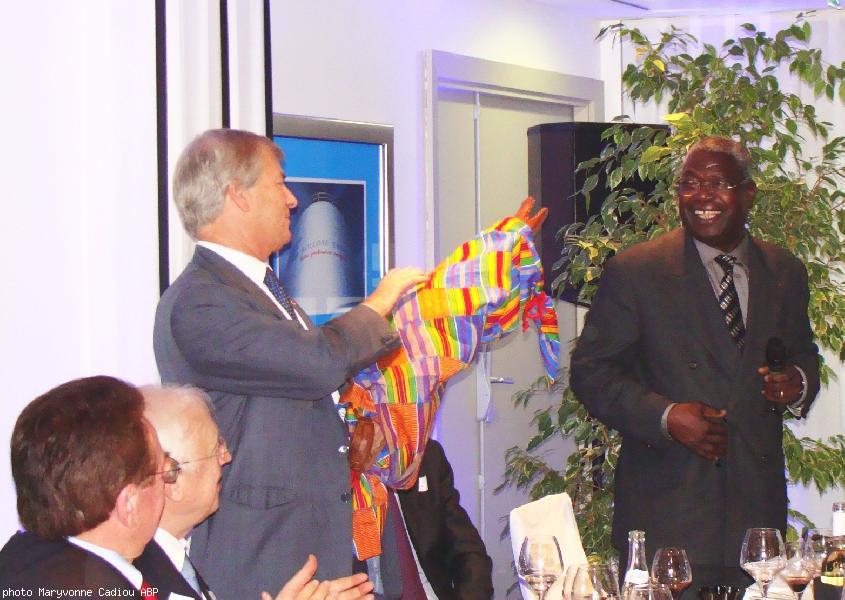 Kofi Yamgnane offre un cadeau d'Afrique à Vincent Bolloré. Pour le voir passer aux dernières photos.