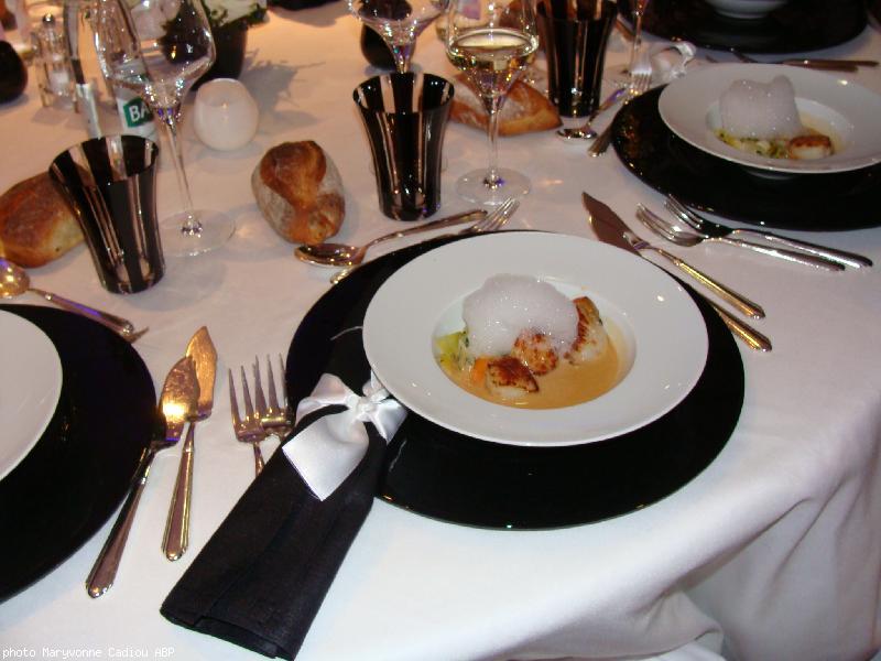 Noix de saint jacques sur noir et blanc. Le repas - raffiné - est fait sur place par le chef attitré de la Maison Bolloré.