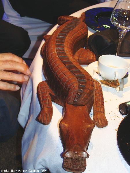 Retour sur le cadeau de Kofi Yamgnane. Un  crocodile en bois sculpté !
