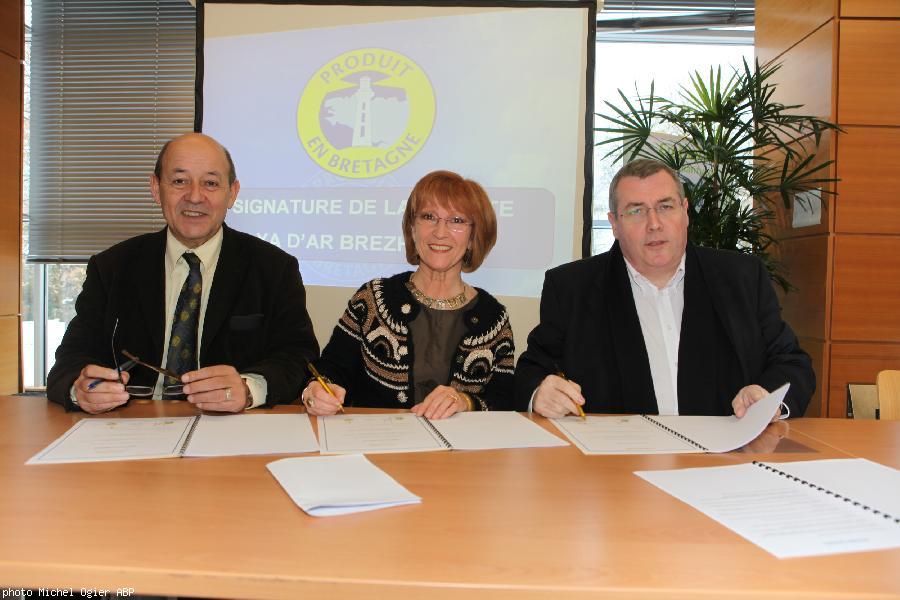 Signature de la Charte par Jacques Bernard (président de Produit en Bretagne) et Lena Louarn (présidente de l'Ofis ar Brezhoneg) en présence de Jean-Yves Le Drian (président du Conseil Régional de Bretagne).