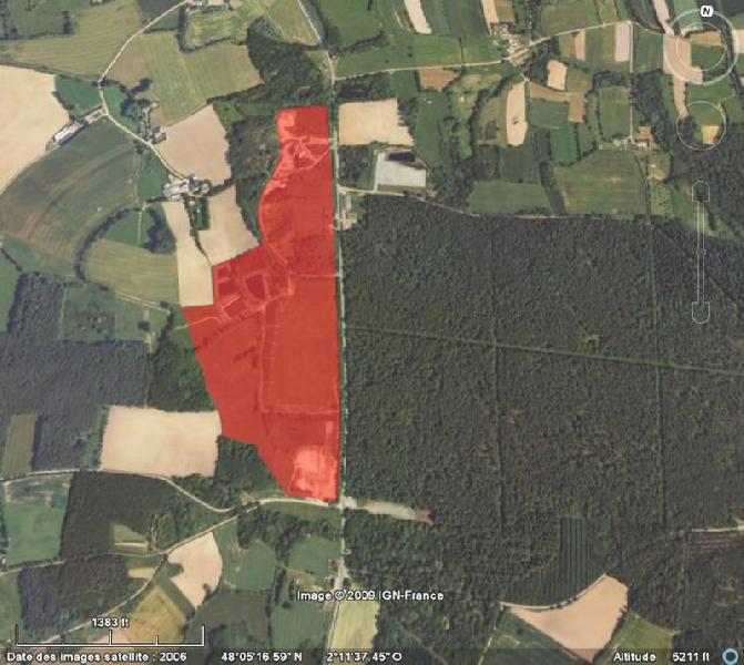 La tache rouge : c'est la surface du projet qui accueillerait les 30.000 tonnes de déchets par an... en bordure de la forêt de Brocéliande.  Le petit trait à droite c'est la route !!! (Source : site des Sorcières de Brocéliande).