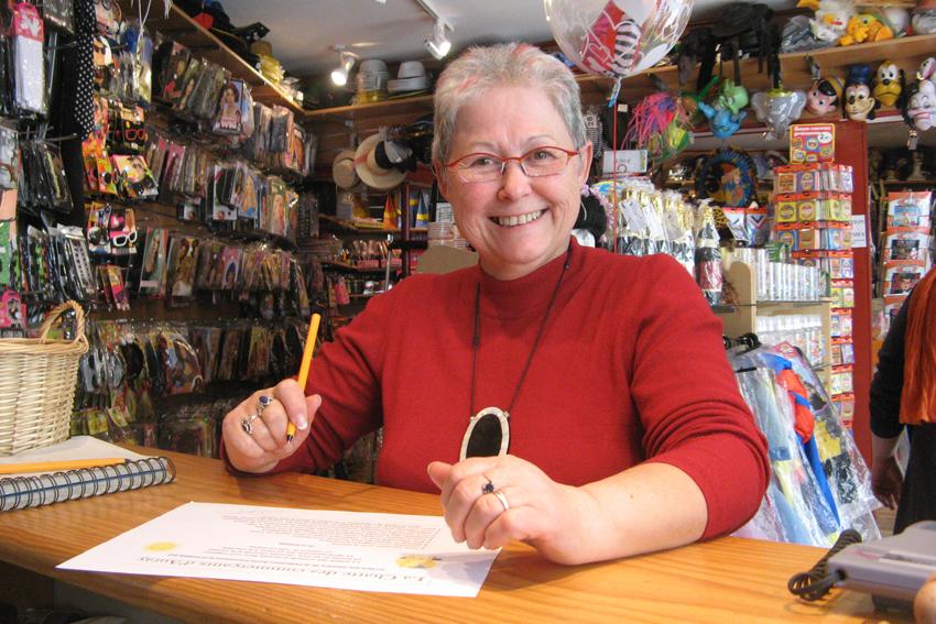 Une commerçante : Marité Gicquel - Fêtes et Spectacles - signant la charte qualité des commerçants d'Auray.
