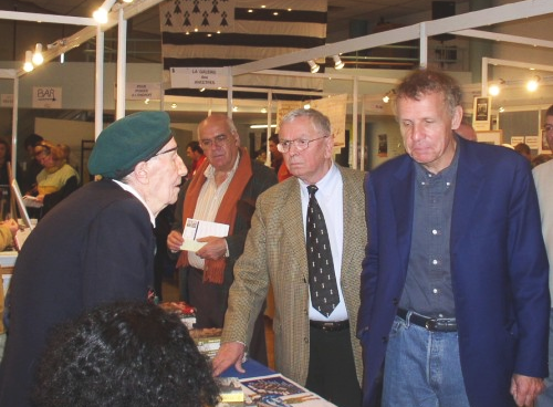 Premier Festival du livre en Bretagne. Guérande novembre 2004. Maurice Chauvet en compagnie de Pêr Loquet président de Gourenez et de PPDA président d'honneur (photo association Gourenez).