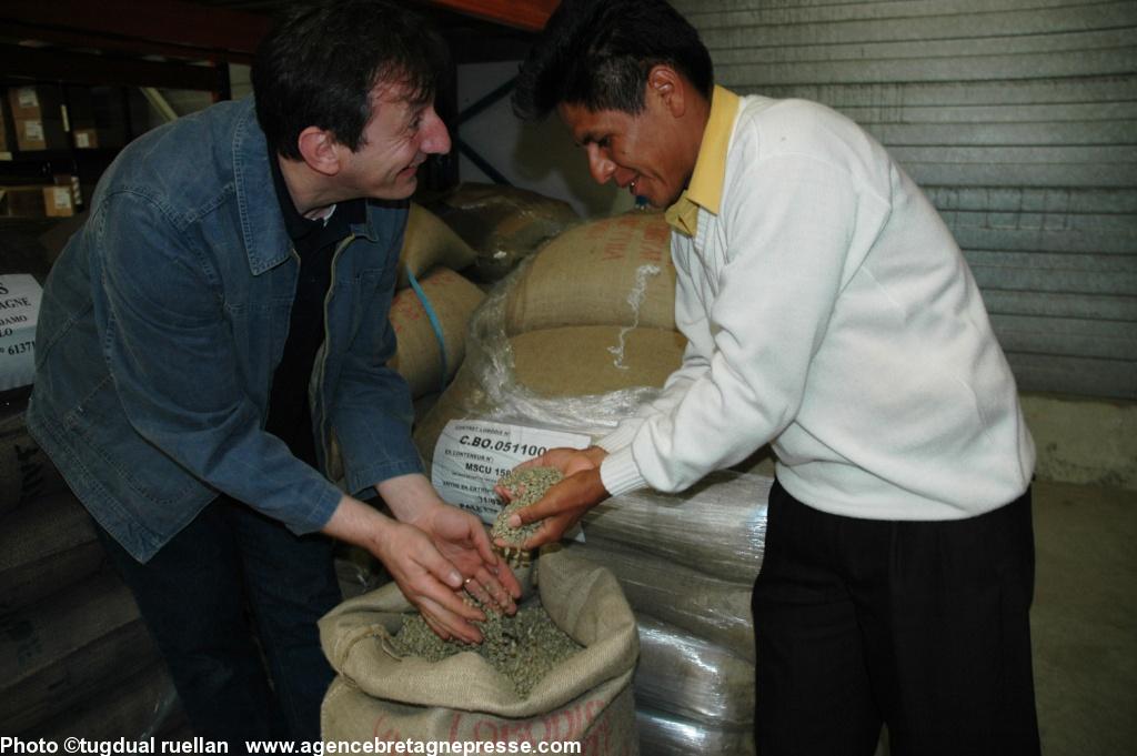 Moment d'émotion : Raul  responsable de la coopérative bolivienne Villa Oriente  découvre ému  son café à l'autre bout du monde  qui s'apprête à être torréfié au CAT de Bain-de-Bratgen par les travailleurs handicapés  sous le regard expert de Roger Sim