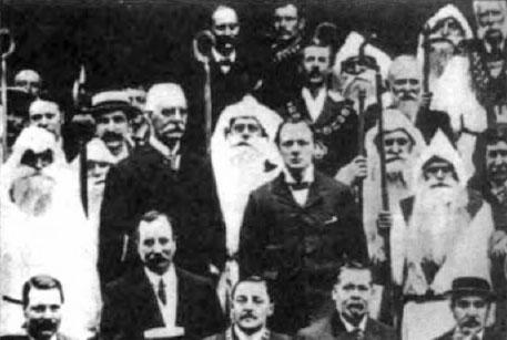 Winston Churchill avec les druides de l'Ancien Ordre des Druides en 
1908 (il aurait été initié druide).