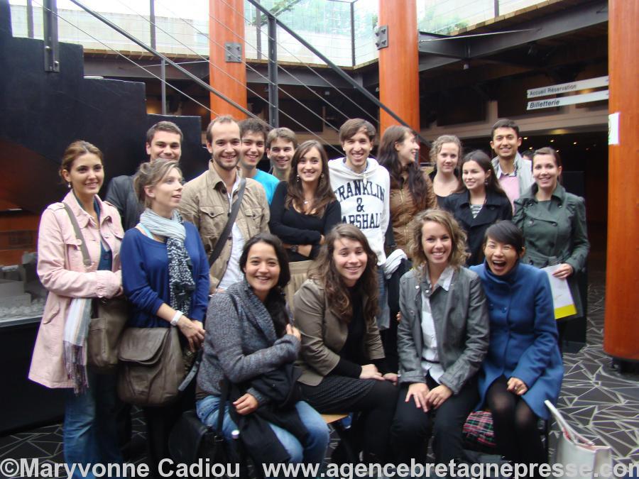 Les 17 étudiants du Master 2 Ingénierie européenne de Michel Catala dans le hall du Théâtre de Verre. (Université de Nantes).