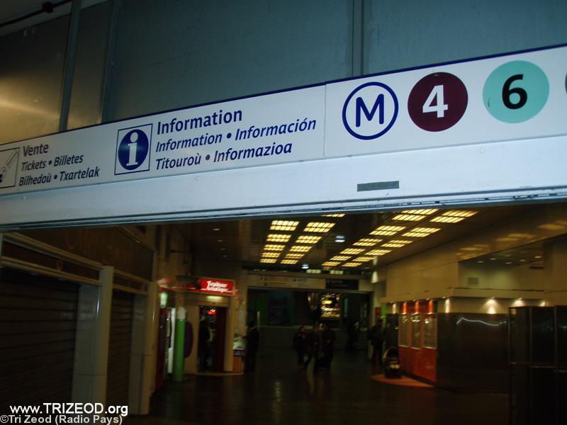 Panneau en breton et en basque en gare Montparnasse à Paris.