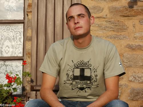 Un tee-shirt Emsaver stylisé  composé d’un blason entouré des armoiries de Bretagne  l’ensemble ayant un effet «éclaté» pour un rendu plus jeune et moderne.

On peut lire les inscriptions 