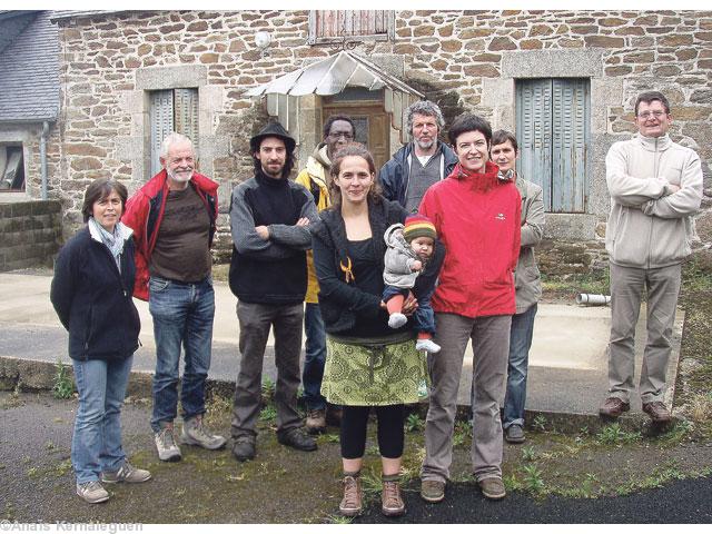 Coline et Gael entourées des représentants des organisations paysannes qui les soutiennent.