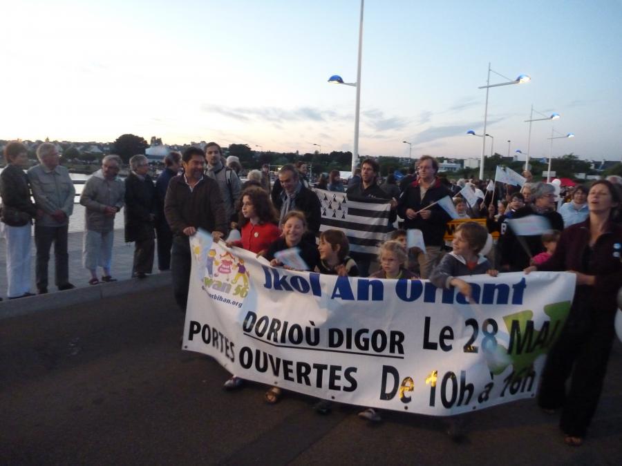 Les enfants et parents de Diwan Lorient lors de la parade de la Fête de la Bretagne à Lorient samedi 21 mai.