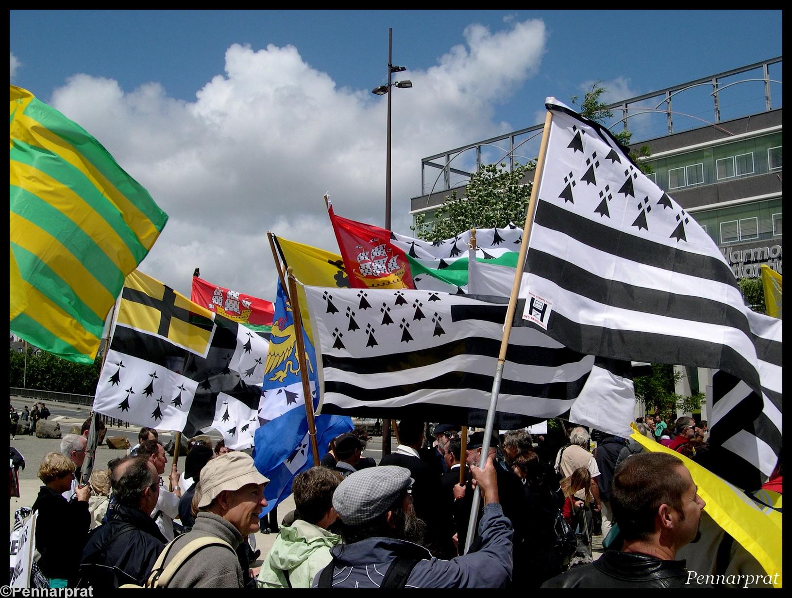 Une marée de drapeaux bretons a défilé samedi 18 juin 2011 dans les rues de la capitale historique de la Bretagne  quelques jours avant le 70ème anniversaire d'un décret du Maréchal Pétain séparant arbitrairement la Loire-Atlantique du reste de la Bretag