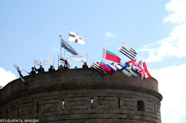 Occupation d'une tour stratégique du Château face à la Ville de Nantes avec déploiement d'un mur de drapeaux bretons et européens grâce au concours d'amis gallois  anglais  autrichiens  suédois  finlandais et russes !!!