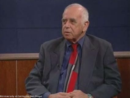 S. David Freeman. Photo du site http://www.ucsd.tv/search-details.aspx?showID=8381&subject=hum de l\'<i>University of California San Diego</i> qui contient une vidéo du conférencier.