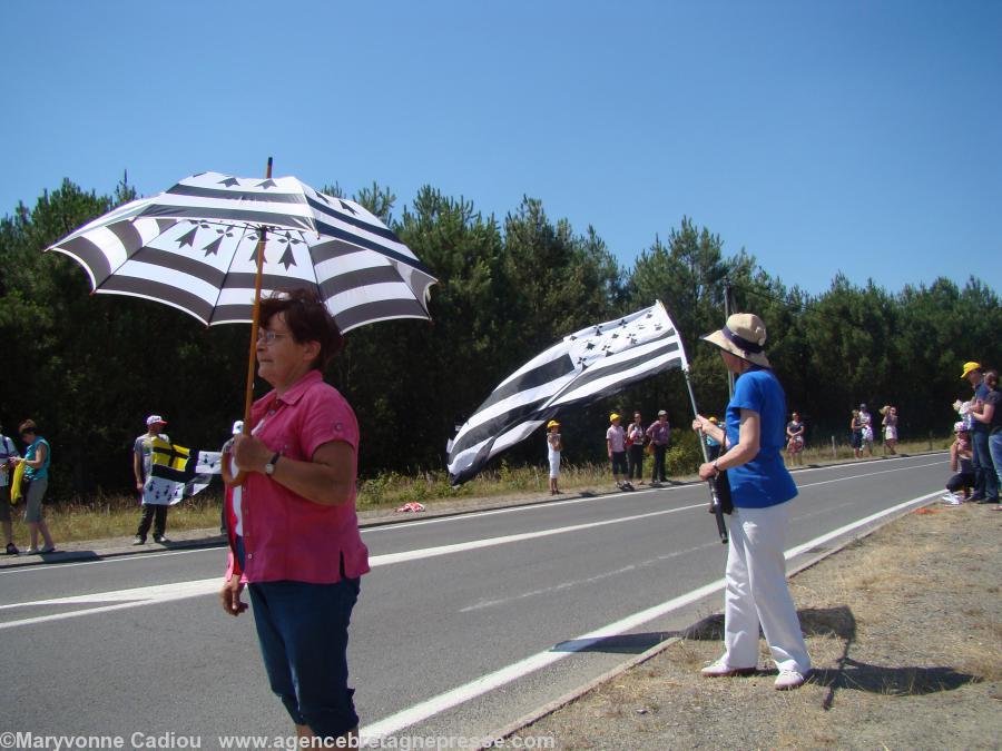 Deux militantes bretonnes. Le parapluie <i>Gwenn ha Du</i> a ceci de bien : il fait aussi ombrelle.