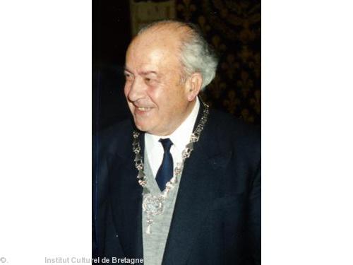 Per Denez  à la cérémonie des colliers de l'Hermine en 1989 au château des ducs de Bretagne.