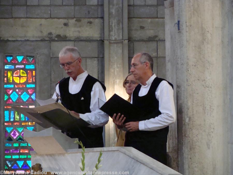 Deux membres de la chorale de Lorient ont lu en chaire des textes en anglais.