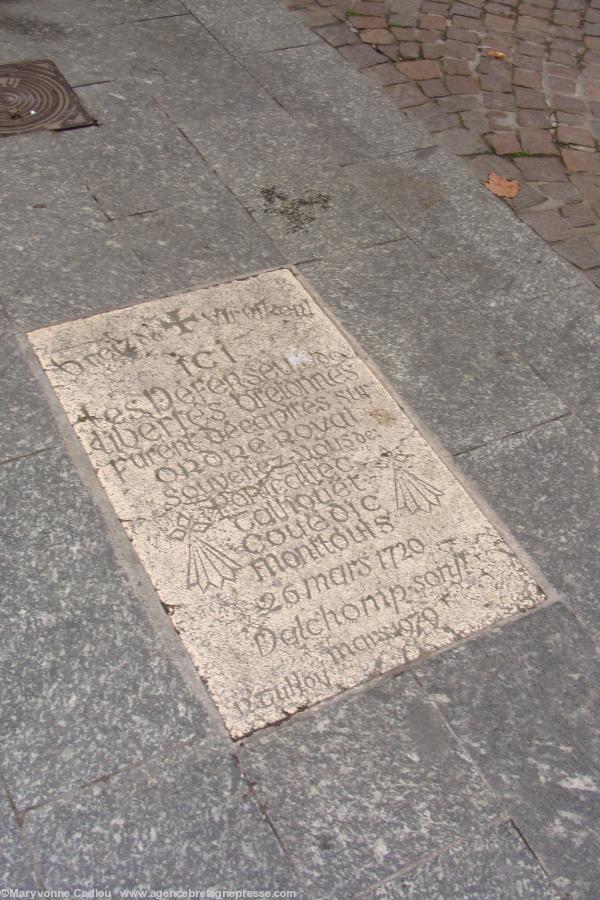 La plaque Pontcallec de Nantes scellée au sol place du Bouffay sans protection depuis mars 1979. Photo novembre 2008.