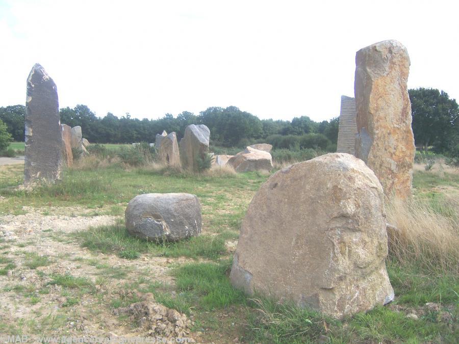 Sur le terrain Koad Sav Pell  trois rangées de menhirs dressés (inachevées pour l'instant) symbolise les positions bretonnes et alliées avant le début de la bataille... 11 500 hommes au nord  face aux 15 000 hommes de l'armée française au sud!
