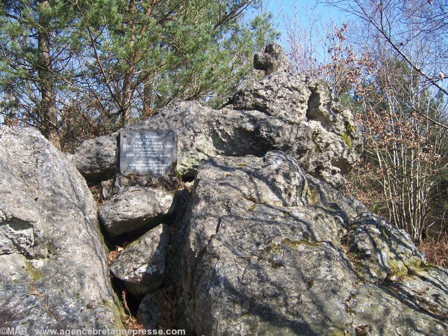 Vieux mémorial breton de 1932  dans le bois d'Uzel... sur la pierre au loup ou rocher Thiolet.