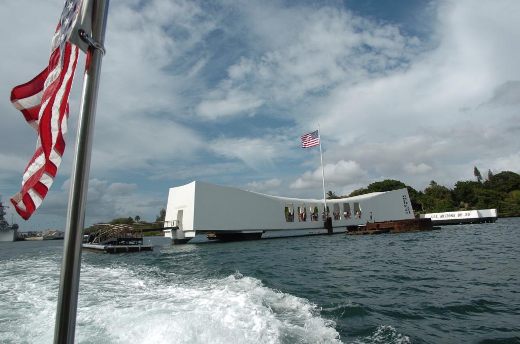 Le mémorial de l’USS Arizona dans la baie de Pearl Harbor