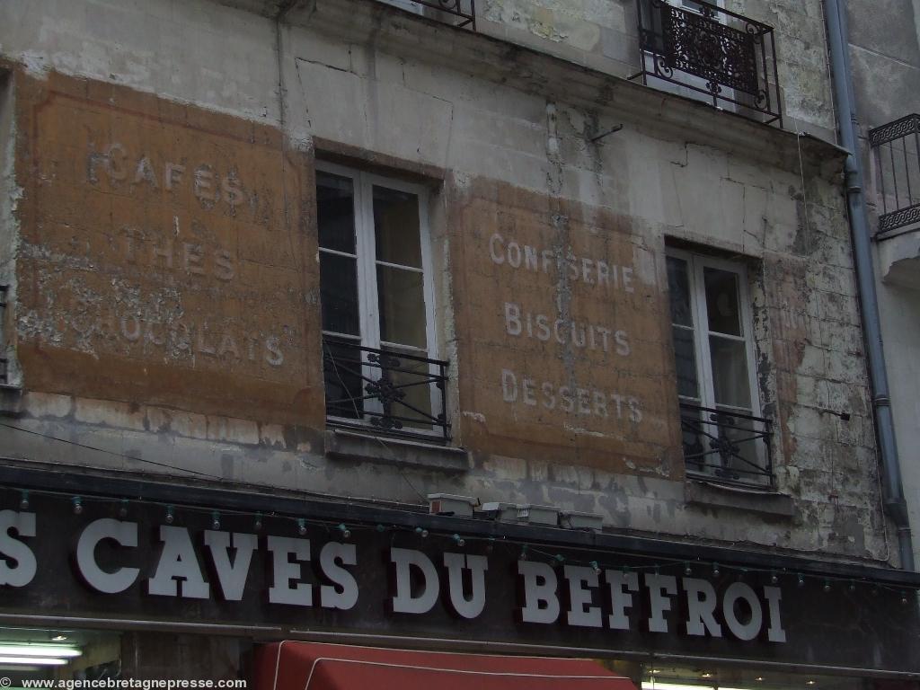 Enseigne des Caves du Beffroi  15 rue de la Paix à Nantes. Le beffroi est peut-être le clocher de Sainte-Croix, couronné d'une horloge civile qui fut avant 1848 au Bouffay. Maryvonne CADIOU pour ABP.