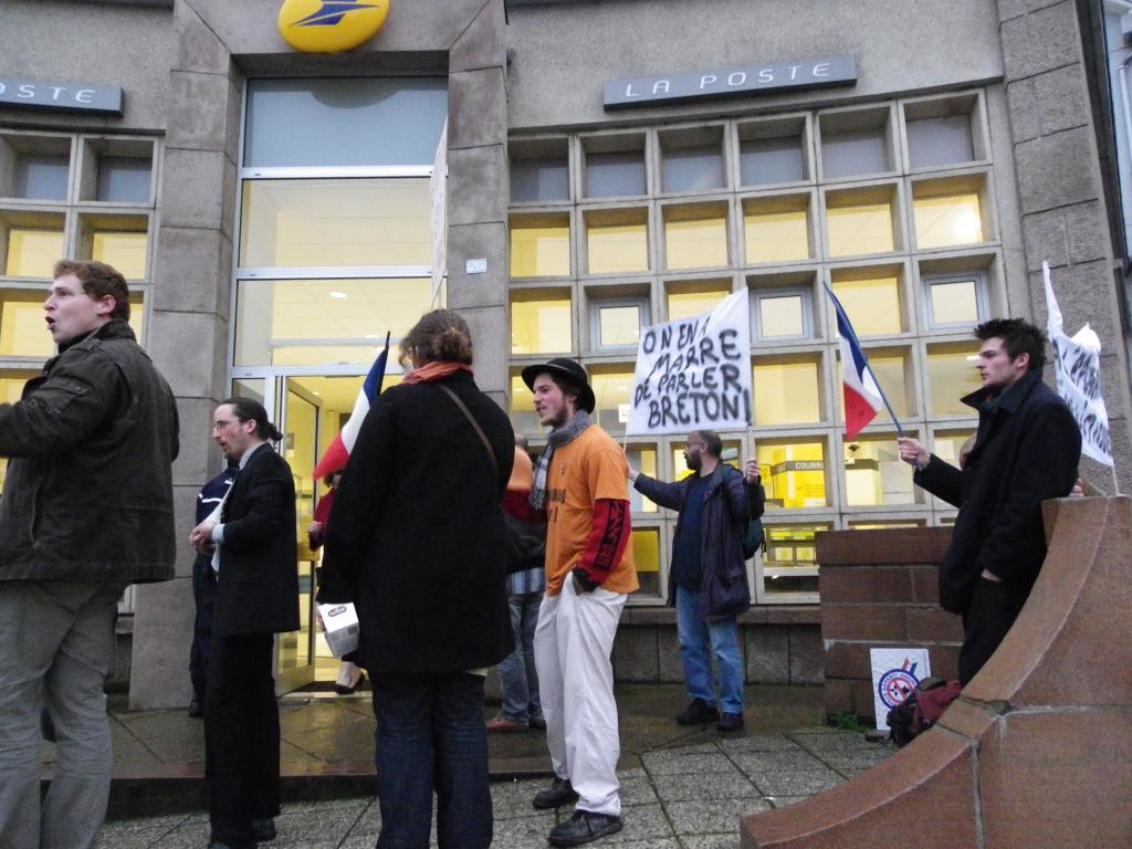 Aï'ta Gwengamp à la Poste de Gwengamp/Guingamp pour défendre le “tout langue française” le 22 décembre 2011.