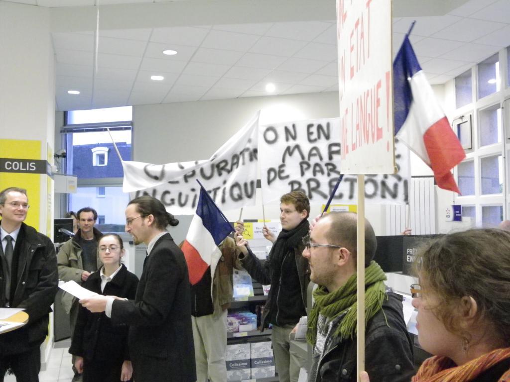 Aï'ta Gwengamp à la Poste de Gwengamp/Guingamp pour défendre le “tout langue française” le 22 décembre 2011.