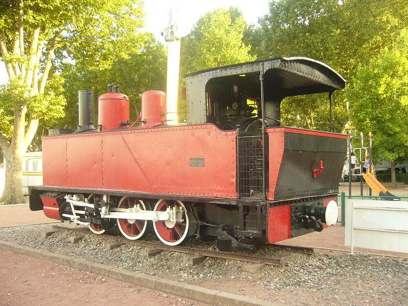 Locomotive 103 ex-Chemins de Fer du Morbihan à TOURNON. Photo de l'utilisateur Wikipédia JG Brill (Nicolas Virot)  licence Creative Commons.