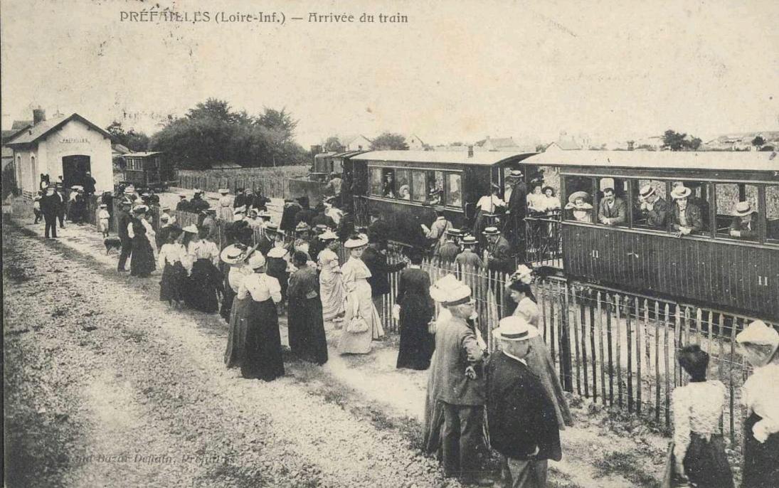 Carte postale ancienne de la gare-terminus de Préfailles. Vu l'affluence  la photo a été prise l'été.