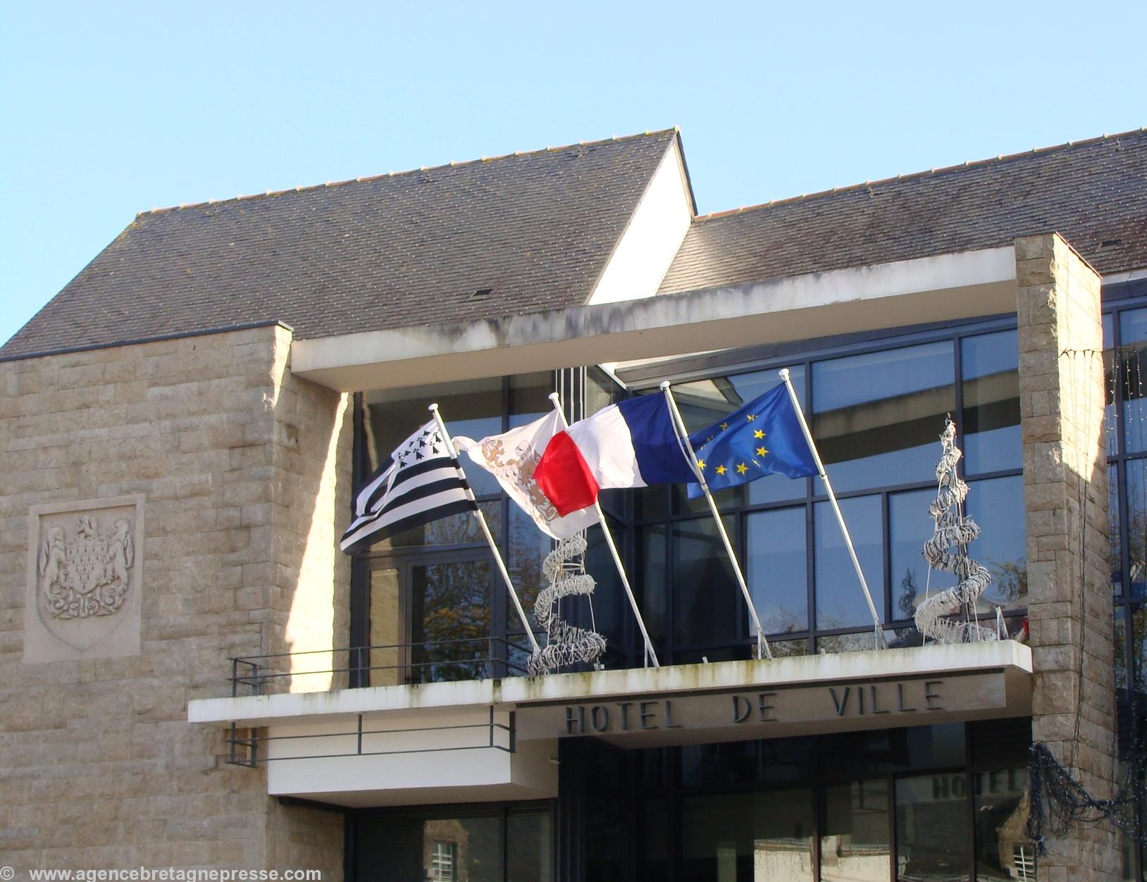Le drapeau breton flotte sur la mairie de Guérande avec les décorations de Noël en novembre 2009.