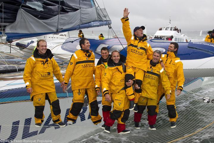 Loick Peyron porté en triomphe par l\'équipage.