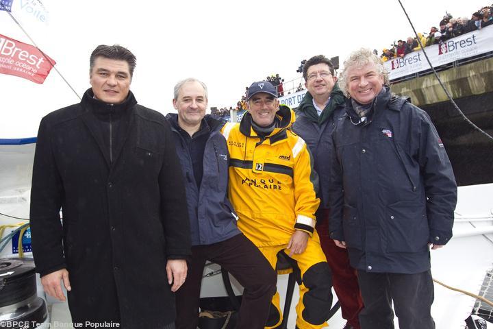 Loick Peyron entouré du ministre des Sports David Douillet du mai de Brest François Cuillandre et de membres de Banque populaire.