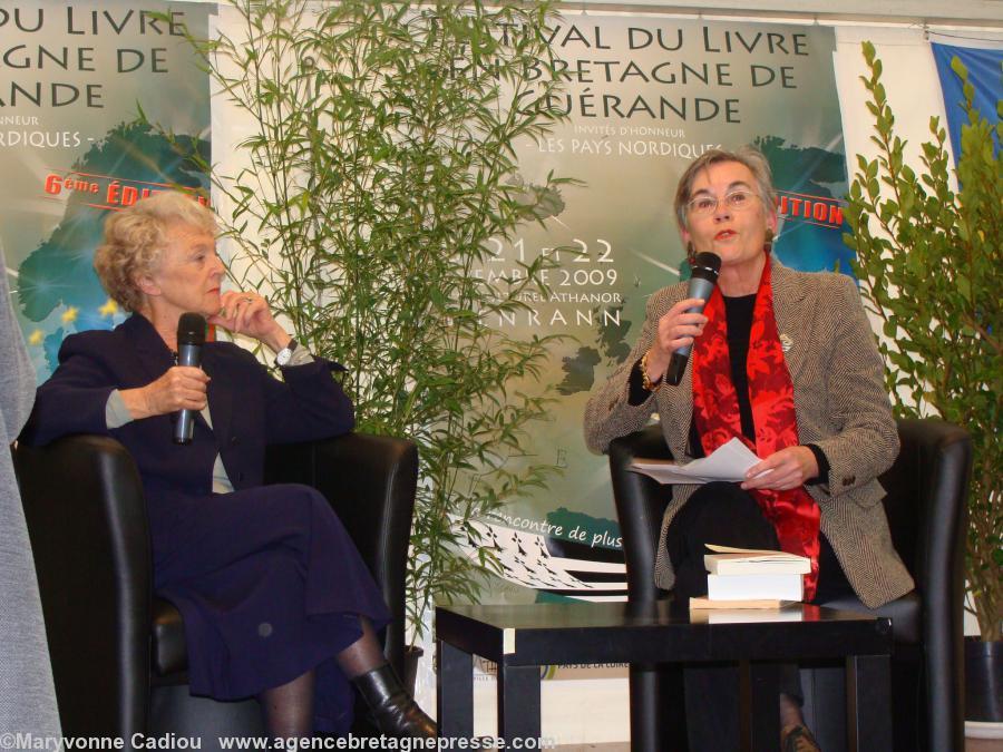 Annaig Renault (right) with Mona Ozouf at Guérande (Loire-Atlantique) during the 2008 book fair.