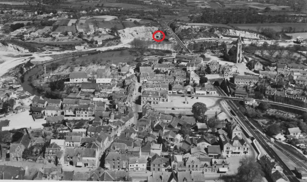 Vue aérienne des années 60 : l\'abri est entouré en rouge  au nord du bourg. La gare se trouve au premier plan.